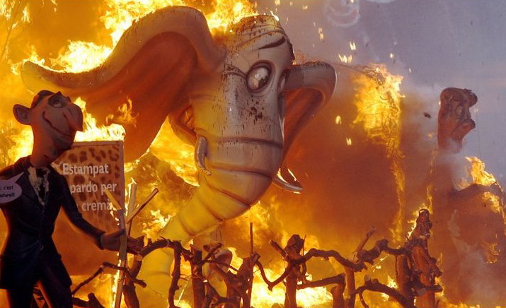 19 марта. Сатирические скульптуры сжигают в ходе традиционного фестиваля Fallas в Валенсии, Испания. Валенсия празднует древнее действо 