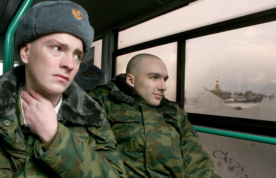 Да, вы не ошиблись. Эти солдаты тоже из России. Они едут на свою базу в их первый день в армии.