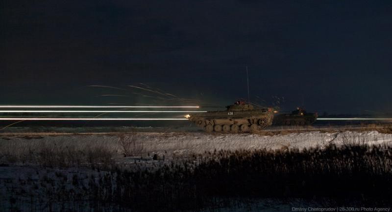 Танк Т-80 и БМП-2 в действии (27 фото)