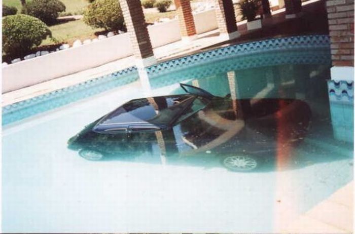 Искупали машину в бассейне (8 фото)