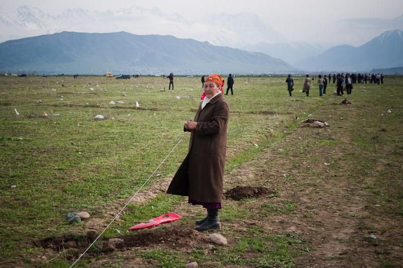 На следующий день после революции в Киргизии (87 фото)