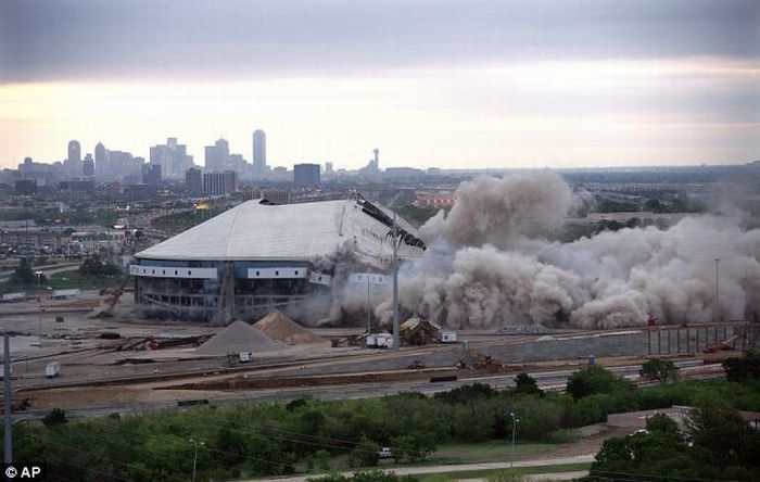 Саперы за секунды снесли главный стадион Техаса (10 фото + видео)