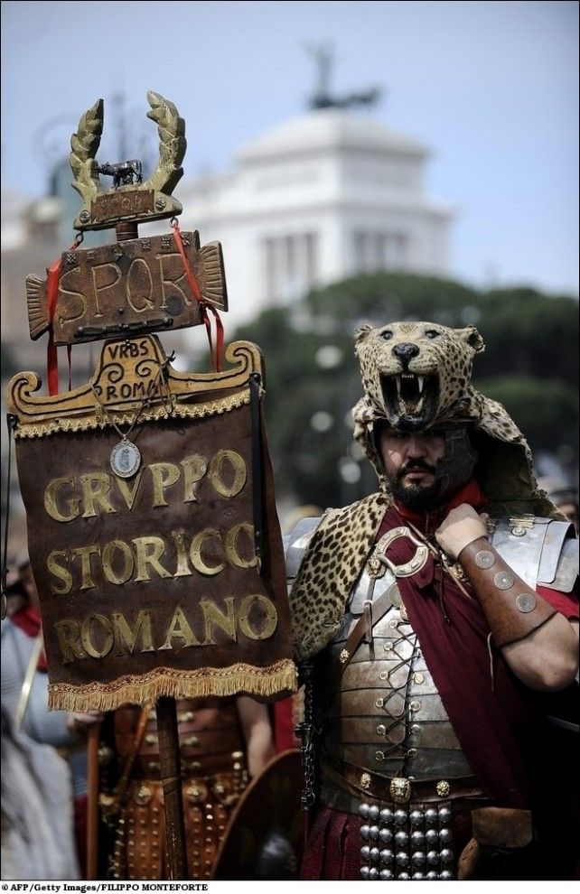 На торжественное шествие с костюмированным представлением в старинных нарядах, которое проходит в Риме с 2004 года, собираются посмотреть туристы и местные жители. 
