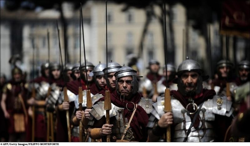 Прохождение Исторического кортежа, в котором традиционно участвуют множество итальянцев и иностранцев в костюмах римлян - одно из главных событий празднования Дня Рождения Рима.