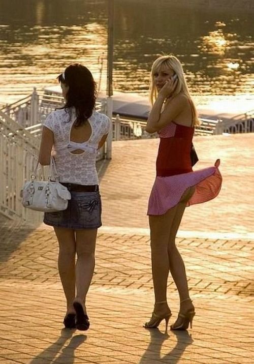 Девушки в юбках и небольшой ветерок (60 фото)