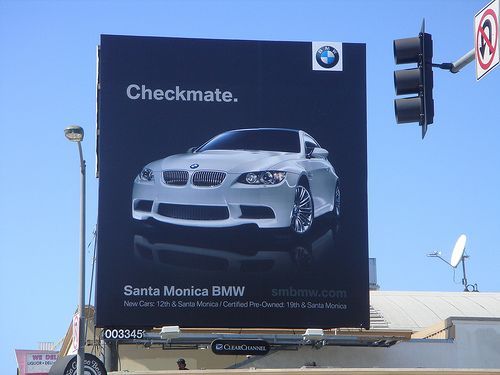 Через некоторое время концерн BMW нанёс ответный сокрушающий удар: прямо напротив биллборда Audi на противоположной стороне проспекта появился биллборд BMW M3 со слоганом "Checkmate"/Мат.