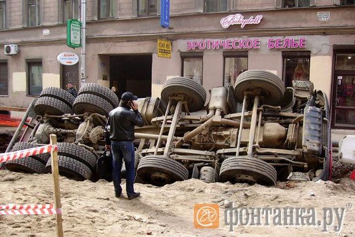 Самосвал провалился в яму в Санкт-Петербурге (3 фото)
