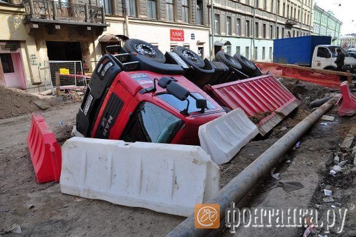 Самосвал провалился в яму в Санкт-Петербурге (3 фото)