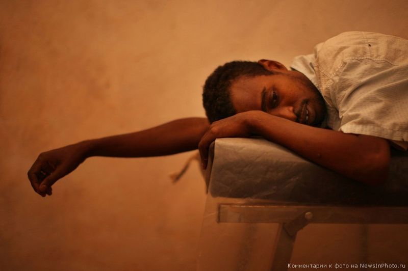 24. Мужчина, получивший пулевое ранение в Сомали лежит на кушетке медпункта миссии «Врачи без границ» в Дадаабе, Кения.