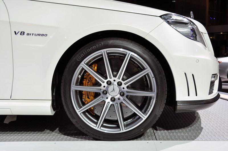 Обновленный Mercedes-Benz E63 AMG с новым твин-турбомотором (24 фото)