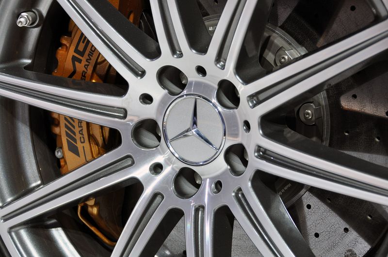 Обновленный Mercedes-Benz E63 AMG с новым твин-турбомотором (24 фото)