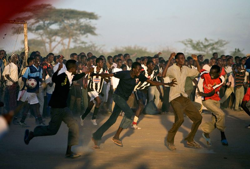 27. Сомалийцы ликуют на футбольном поле, после того, как местная команда забила гол на последней минуте матча между командами беженцев в лагере Дагахали в Дадаабе на северо-востоке Кении, 5 июня 2009 года. (Reuters/Finbarr O'Reilly)