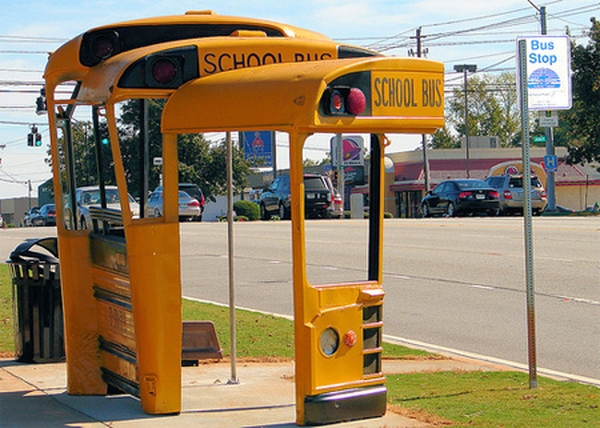 Автобусная остановка в форме школьного автобуса в штате Джорджия, США: