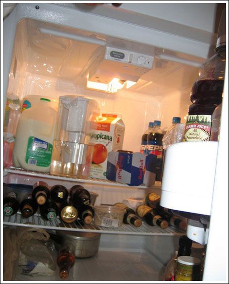 Что у холостяков в холодильниках (22 фото)