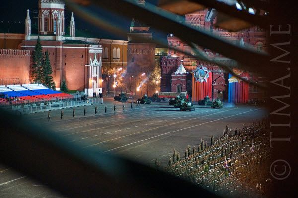 Скрытая камера: ночная репетиция парада на Красной Площади(9 фото)