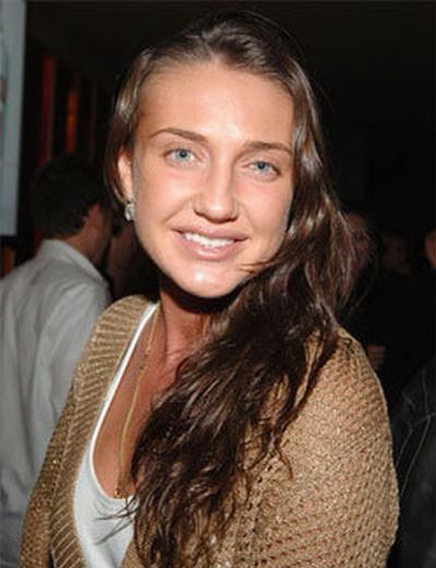 В 2004 году Анна Анисимова, дочь совладельца холдинга 
