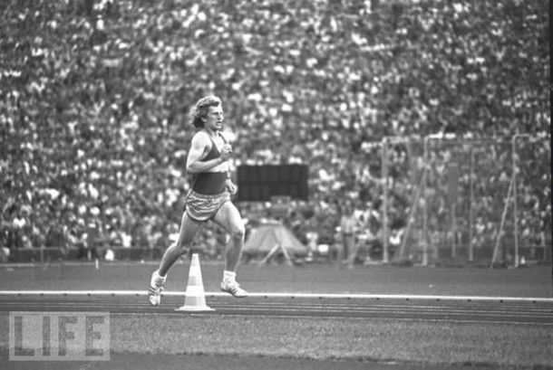  Розыгрыш на Мюнхенской олимпиаде.  Во время Мюнхенской олимпиады 1972 года находчивый немецкий студент Норберт Садхаус ловко присоединился к сорока двухкилометровому марафонскому забегу, когда до конца оставалось менее километра, легко обогнал уставших спортсменов, пришел первым и оказался в центре всеобщего внимания, как «олимпийский чемпион». Правда, спортивная слава длилась недолго – должностные лица быстро разоблачили его. Но зато он вошел в историю, как незаурядный шутник.