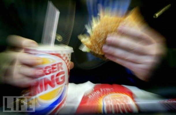 1 апреля 1998 года сеть закусочных Burger King опубликовала в журнале USA Today рекламное объявление о новом гамбургере: “Left-Handed Whopper”, специально предназначенном для 32 миллионов леворуких американцев. Согласно объявлению, новинка имела тот же состав, что и оригинальный Whopper, но все ингредиенты были повернуты на 180 градусов в интересах своих клиентов – левшей. На следующий день Burger King опубликовала опровержение, заявив, что хотя “Left-Handed Whopper” был не более чем праздничной шуткой, тысячи клиентов требовали в ее ресторанах новый бутерброд. И ещё большее количество – Whopper, предназначенный исключительно для правшей.
