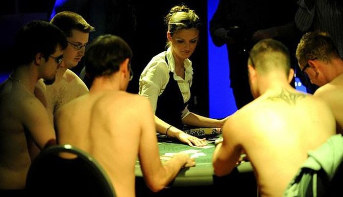 Турнир по
 стрип-покеру (30 фото)