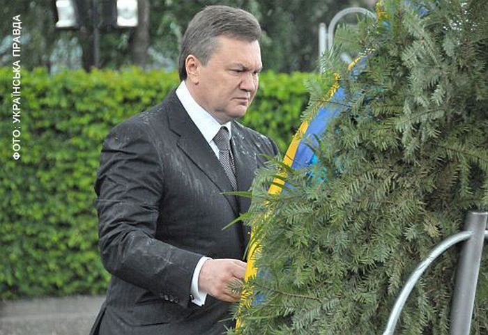 На Януковича упал венок (8 фото + видео)