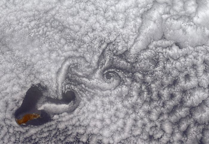 Вид облаков из космоса (25 фото)
