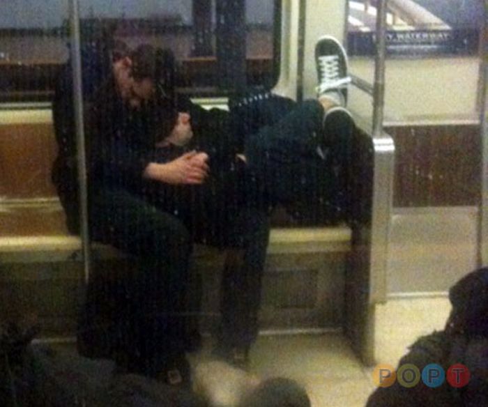 Странные люди в метро (102 фото)