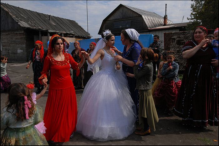 Как проходит цыганская свадьба (15 фото)