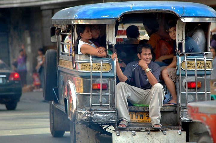 Надо сказать, что даже слово джипни (jeepney) прозрачно намекает на его предназначение. Jeep - ну он и на Филиппинах джип, а jifney - маршрутное такси.. Путем несложных манипуляций со слогами и получаем jeepney - джип, переделанный в маршрутку и удлиненный чуток для повышения пассажироемкости!