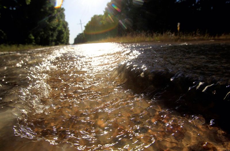  Вода на грязной дороге недалеко от Кротц Спрингс, Луизиана. (Reuters/Sean Gardner)