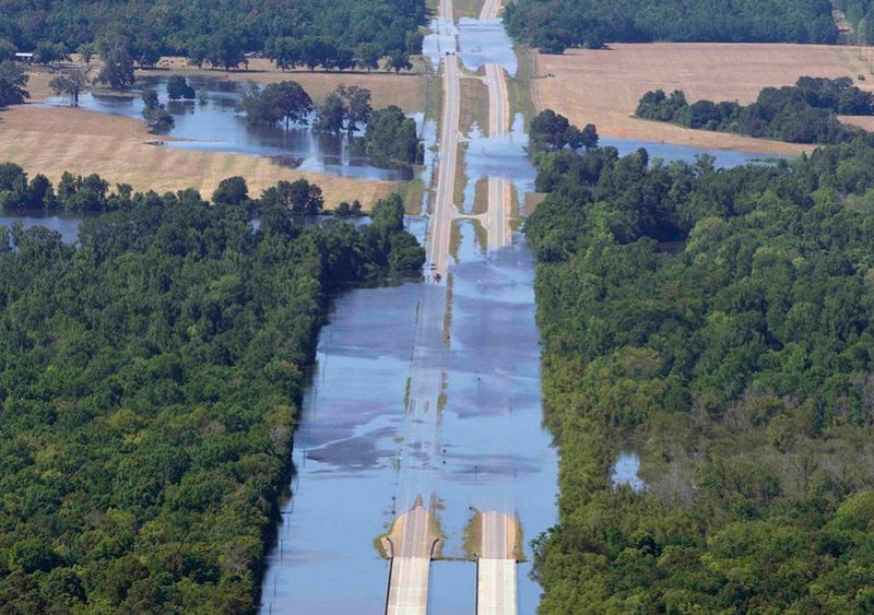 Паводковые воды реки Миссисипи на шоссе 61 к северу от Нанчеса. (AP Photo/Dave Martin)