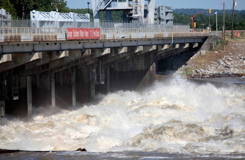  Вода реки Миссисипи бушует под структурой управления в Конкордия Пэриш. (AP Photo/Gerald Herbert)