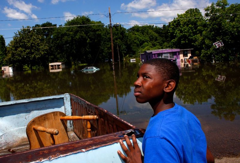 Джесси Уилсон у грузовика своего деда в затопленном Виксбурге. (Reuters/Eric Thayer)