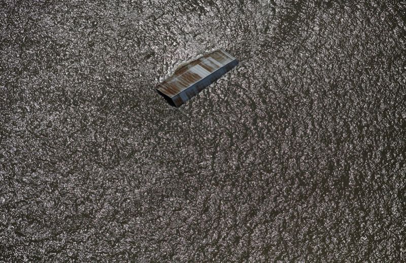 Паводковые воды поглотили здание в Луизиане. (Reuters/Eric Thayer)