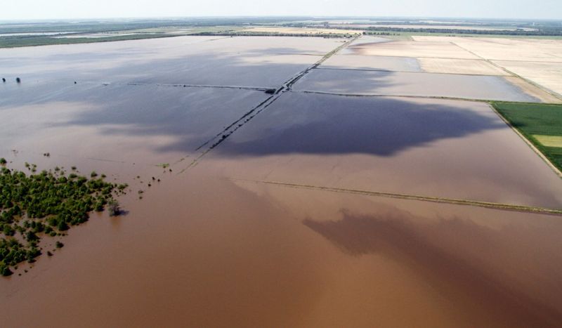 Плодородные земли реки Миссисипи недалеко от реки Язу. Губернатор штата Миссисипи Хэйли Барбур и другие представители власти облетели реку и ее притоки на вертолете, оценивая ущерб от наводнения. (AP Photo/Rogelio V. Solis)