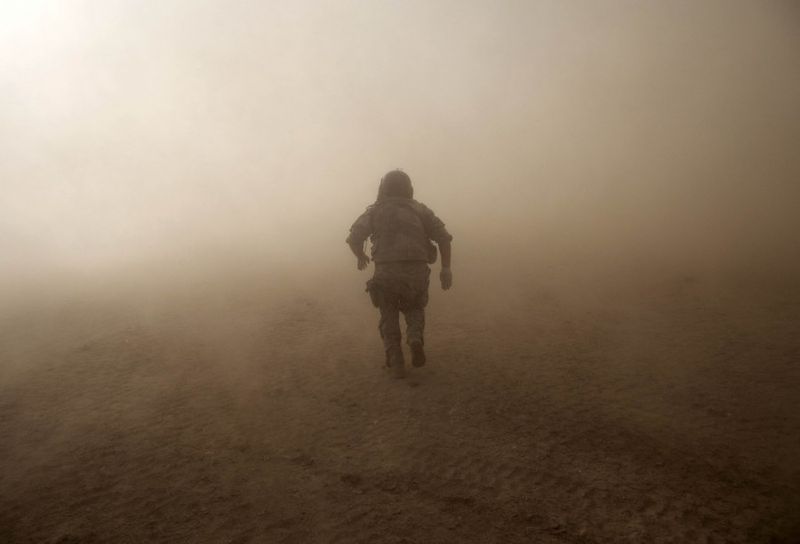  Медик армии США Хайме Адаме в момент приземления санитарного вертолета Целевой группы армии США “Dust Off,” 1-214 авиационного полка в зоне конфликта к северу от Сангин, в провинции Гильменд на юге Афганистана, воскресенье, 15 Мая 2011 года.