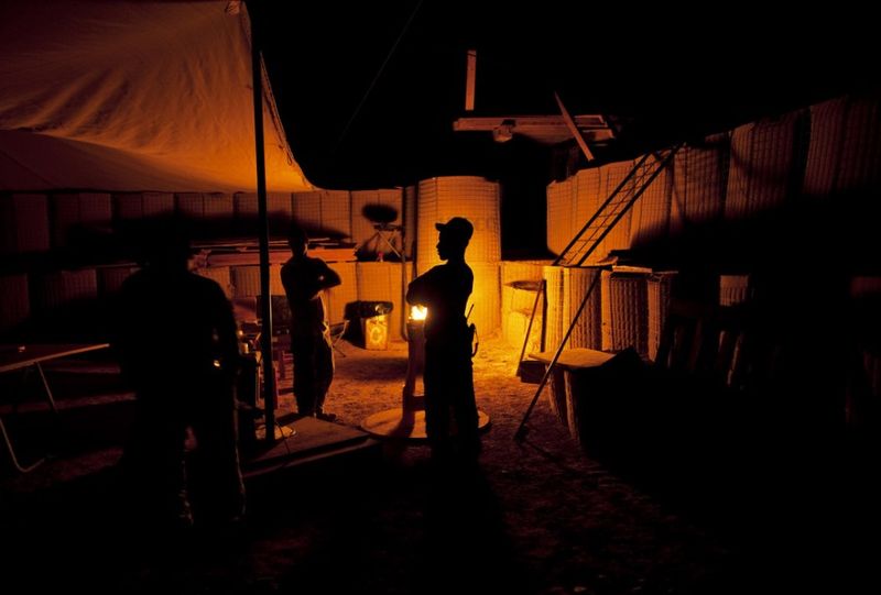 Экипаж санитарного вертолета Целевой группы армии США “Dust Off,” 1-214 авиационного полка греется у огня на передовой оперативной базе Эди, в провинции Гильменд на юге Афганистана, четверг, 5 мая 2011 года.