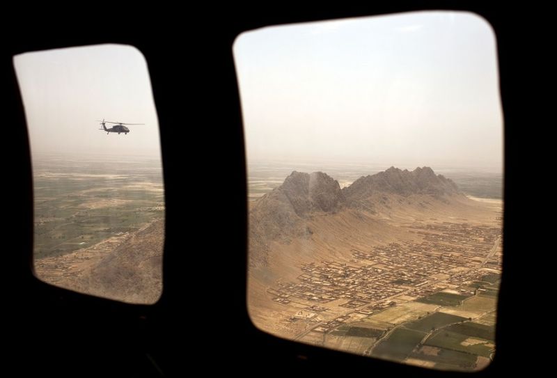  Санитарный вертолет Целевой группы армии США “Dust Off,” 1-214 авиационного полка пролетает над провинцией Кандагар в Афганистане, среда, 4 мая 2011 года.