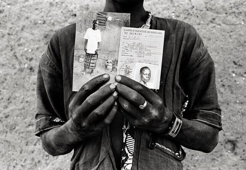  1 января 2011 года. – Провинция Куритенга, Буркина-Фасо – Девятилетний Соул в одиночестве на своей кровати. Соул потерял обоих родителей в результате СПИДа, его отец умер, когда сыну было всего два года, а его мать умерла, когда Соулу исполнилось 5 лет. Соул еще не проходил тест на ВИЧ-инфекцию.