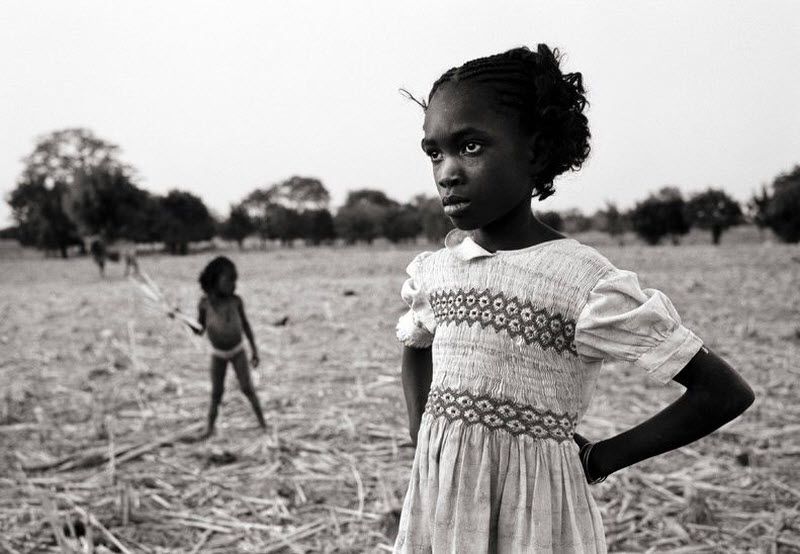  1 января 2011 года.- Провинция Куритенга, Буркина-Фасо – Дьедоне Вендата, шестнадцать лет, держит фотографии родителей, которые умерли от СПИДа. Сама она еще не проходила тест на ВИЧ-инфекцию.