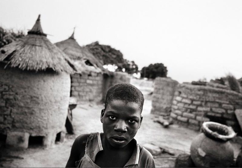 1 января 2011 года. – Провинция Куритенга, Буркина-Фасо – Восьмилетнего Сильвана оставили в деревне одного. Сильвен потерял мать, когда ему было 4 года, его отец умер в августе прошлого года. Деревни, в которых населения составляют исключительно осиротевшие дети, в Буркина-Фасо не редкость.