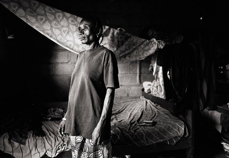 1 января 2011 года. -Купела, Буркина-Фасо – Сорокасемилетняя Августин у себя в спальне. Августин потеряла мужа из-за СПИДа четыре года назад. По данным Всемирной организации здравоохранения ВОЗ, 130000 жителей Буркина-Фасо были заражены этим вирусом в 2007 году.