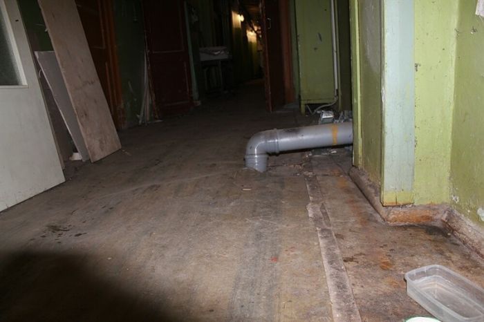 Труба канализации, выведенная из туалета жилой комнаты и  уходящая на первый этаж.