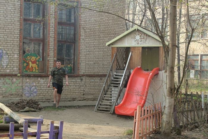 Импровизированная детская площадка, построенная жильцами общежития.