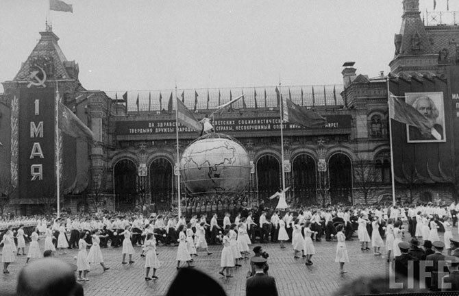 Как проходили майские праздники в Москве в 1958 году (24 фото)