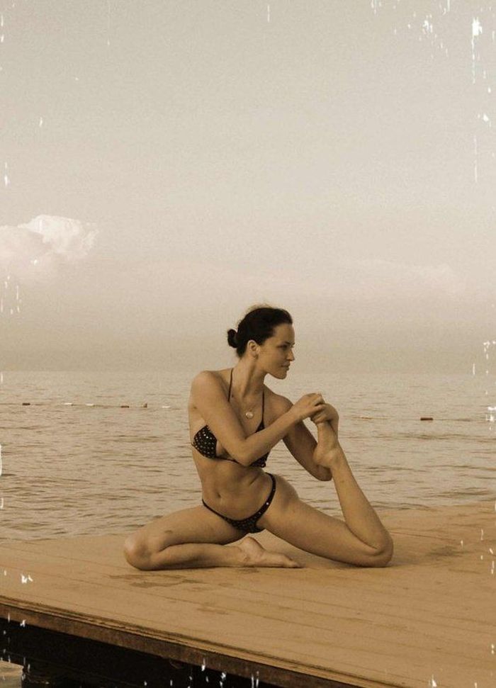 Даша Астафьева - настоящий мастер йоги (9 фото)