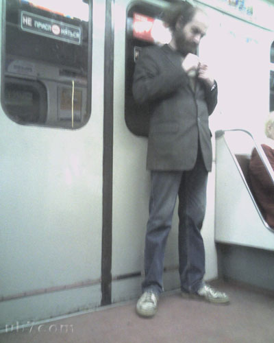 Миллионер ездит в метро (4 фото)