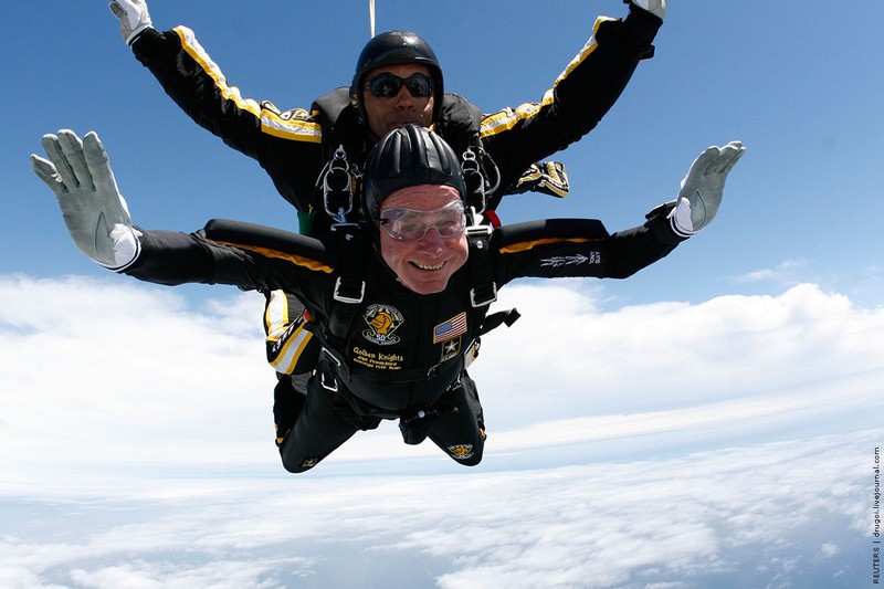 12.06.2009, США | Бывший президент США Джордж Буш старший отметил свое 85-летие прыжком с парашютом с высоты в 3000 м.