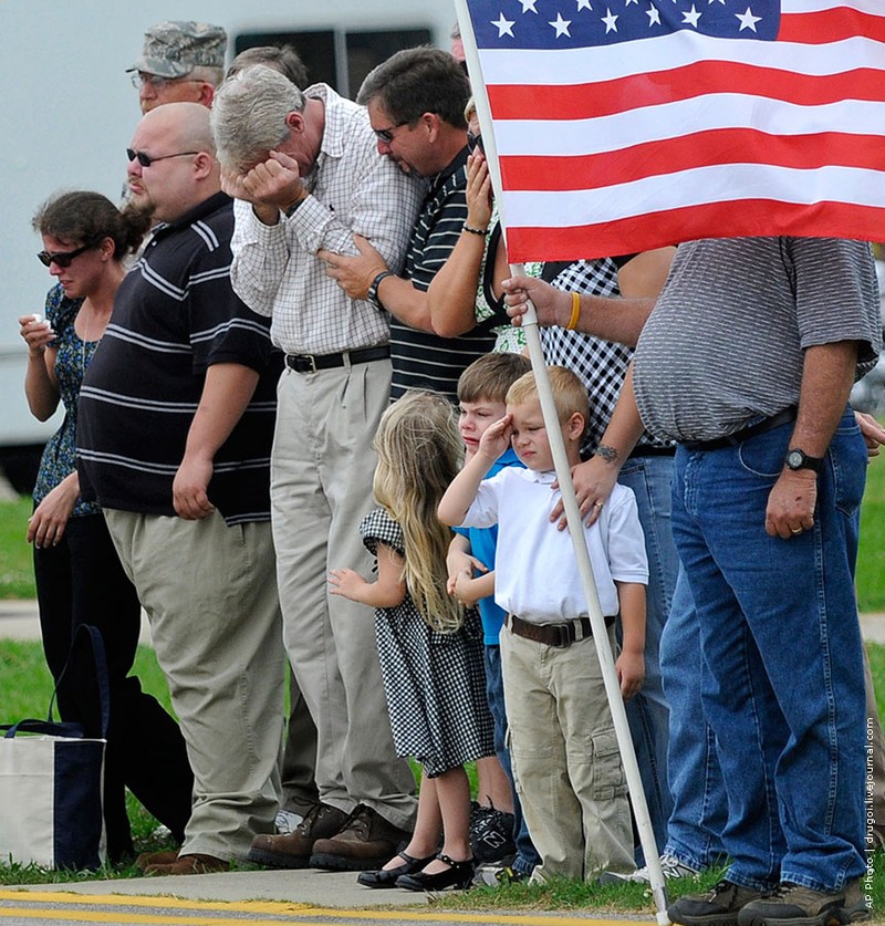 11.06.2009, США | Родственники погибшего в начале июня в Ираке военного специалиста Чарльза Дастина Пэрриша встречают на авиабазе Национальной гвардии в Алабаме гроб с его телом. Четырехлетний сын погибшего Кейден Лоусон отдает честь отцу.