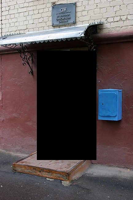 Очень странная дверь (2 фото)