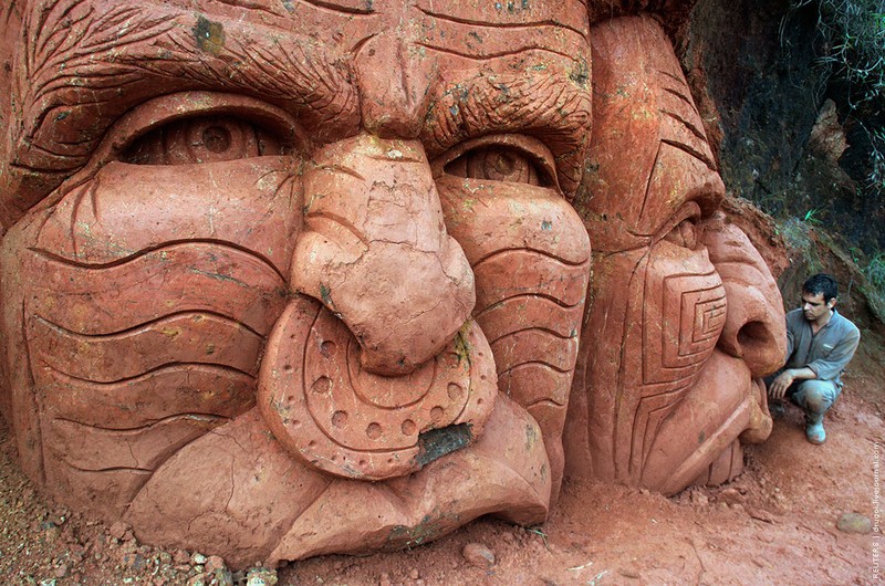 19.06.2009, Колумбия | Скульптор Андрес Гомес работает над композицией 